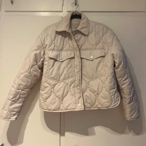 Beige quiltad jacka - En jättefin quiltad jacka som tyvärr inte kommit till användning mer än några gånger. Perfekt jacka nu till våren 🤍