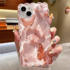 Rosa fjärilsmönstrat mobilskal - iPhone 15 - Snyggt rosa mobilskal med fjärilsmönster och vågiga kanter. Perfekt för att ge din telefon en unik look. Skalet är genomskinligt med rosa detaljer och fjärilar som ger en extra touch av stil.