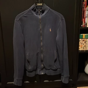 Blå cardigan från Polo Ralph Lauren - Säljer för den är för stor