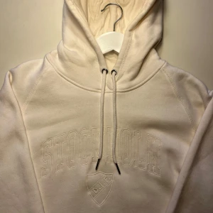 Djurgården Hoodie  - Vit hoodie, aldrig använd, köpt på Djurgården Butik, storlek M 