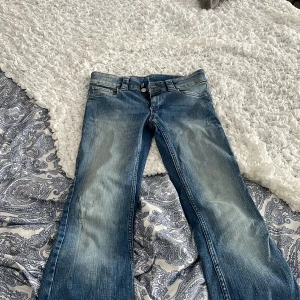 Blå bootcut jeans - Säljer ett par blå bootcut jeans low waist. Använda en gång då inprencip helt nya❤️