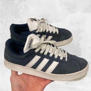 Adidas skor blå - Skohylla rensning. •Adidas Mocka Sneakers blåa ”gazelle look alikes”. Skick: 8/10, Inga skador. väldigt sparsamt använda! Storlek: 40 2/3, fits 40-41. Bra skick i helhet å har massvis kvar å ge. Nypris: 900 kr~. Hör av dig vid frågor eller funderingar. Mvh Oliver;)