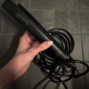 plattång - väl använd plattång, därför priset. Men funkar fortfarande som den ska! På och av knapp, kan alltså ej bestämma värmen.