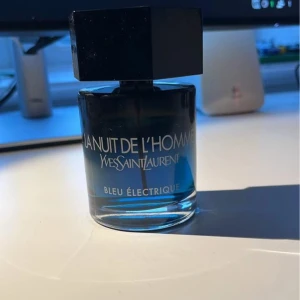 Ysl bleu electric lhomme. (discontinued) - Säljer en flaska La Nuit de L'Homme Bleu Électrique från Yves Saint Laurent. Perfekt för den som vill ha en sofistikerad och modern doft. Ca 65/100ml kvar. Prio sälj. Förpackning finns. Denna doft är diskad, alltså säljs den inte längre