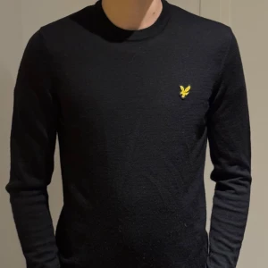 Svart långärmad tröja med logotyp - Snygg svart långärmad tröja från Lyle & Scott med deras ikoniska gula logotyp på bröstet. Perfekt för en stilren och avslappnad look. skick 5/5