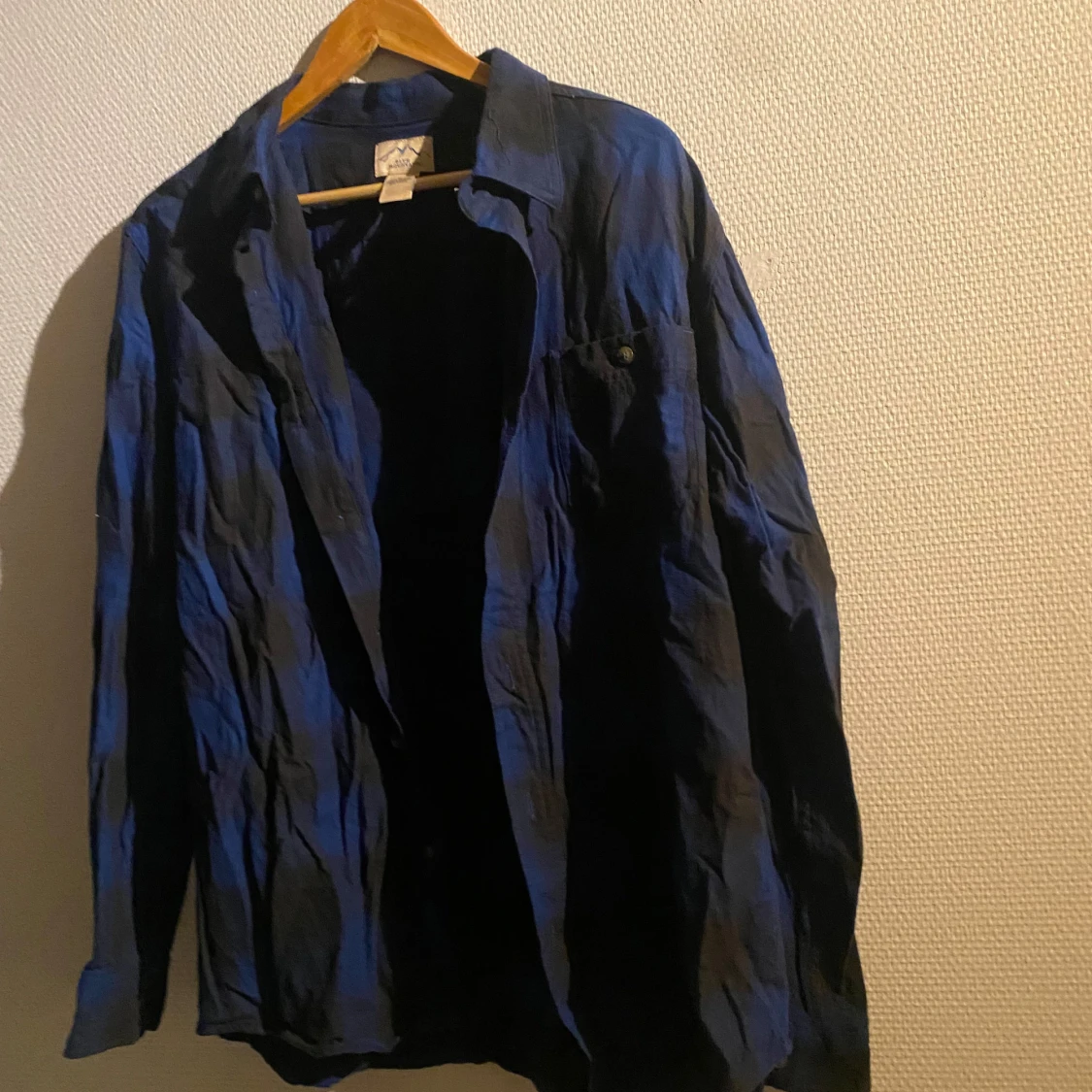 Blå och svart rutig skjorta från Blue Mountain