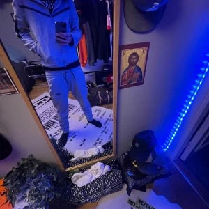 nike tech  - Säljer nu en riktigt skön Nike tech fleece i stlk L barn. Skulle mer säga att den sitter som en stlk S vuxen. Modellen på första bilden e ca 172 cm lång. Nypris ca 1900sek. Skriv gärna om ni funderar över något eller är intresserade, pris ej hugget i sten!