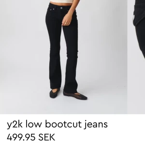 Lågmidjade svarta jeans - Jätte snygga lågmidjade bootcut jeans👖helt oanvända med prislapp kvar! Ordinarie pris 500 kr. Kom privat för frågor💖