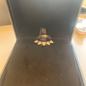 Edblad ring - Säljer dennna sjukt snygga ringen så den inte längre kommer till användning, skicket är som nytt och det är inga defekter, kan tänka mig att gå ner i pris vid snabbt köp, den är silver❤️❤️