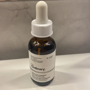 The Ordinary Retinol 0.5% in Squalane - En brun glasflaska med pipett från The Ordinary innehållande Retinol 0.5% i Squalane. Perfekt för att förbättra hudens textur och minska synligheten av ålderstecken.