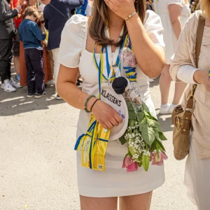 Studentklänning💞 - Säljer min studentklänning💞 Endast använd en gång, inga defekter. Skrynklig men kan stryka den innan jag skickar✨