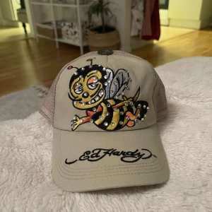 Christian Audigier x Ed Hardy Vintage Bee Cap - One Size  - En väldigt fin keps med perfekt skick. Använt fåtal gånger. 