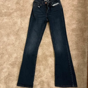 Mörkblå only bootcut/flare jeans.  - Snygga, stretchiga och bekväma jeans i mycket bra skick användna ett fåtal gånger. De passar bra på mig som är 167 cm med 36 som midjemått. 