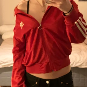 Röd adidaströja - Röd adidaströja men dragkedja och ingen luva. Supersnygg och knappt använd 💕