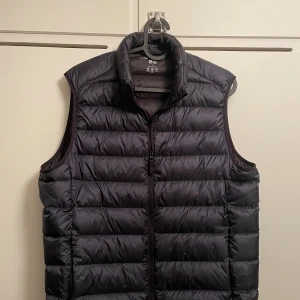 Mörkblå uniqlo väst i storlek S - Mörkblå uniqlo väst i storlek S. Sparsamt använd.