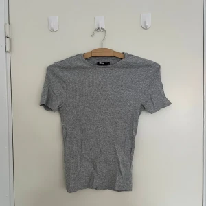 Grå t-shirt - Simpel grå t-shirt från BikBok. Stretchigt material. Säljer då jag har många liknande plagg 🥰