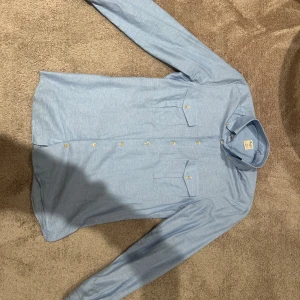 Ljusblå skjorta från Stenströms - Säljer denna stilrena skjortan från Stenströms i slimline då den sitter lite stort på mig - skjortan är knappt använd och i fint skick - stlk S - Pris:399 kr.