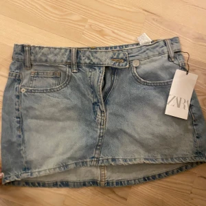 Jeanskjol från Zara - Jeanskjol från zara💗med lapp lvar, aldrig använd!