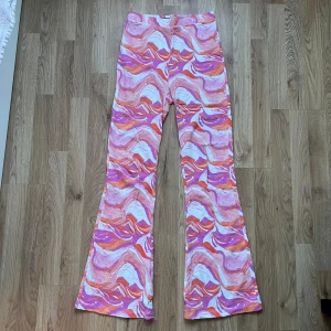 Rosa byxor - Rosa supersköna, knappt använda, mjukisbyxor som tyvärr blivit lite för små för mig. 70-tals vibe ✨🩷 är perfekt i längden på mig som 165