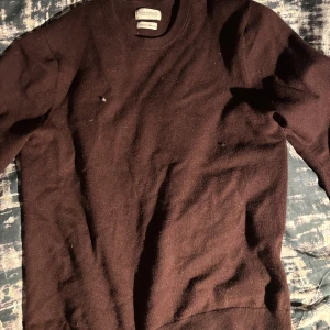  These Glory Days tröja - Säljer en burgundy tröja från These Glory Days i Superior Merino. Tröjan har en klassisk design med rund hals och långa ärmar. Nypris på denna tröjan är 899