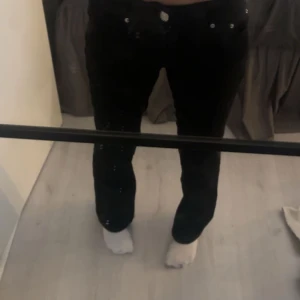 Svarta lågmidjade jeans - Jättefina jeans men säljer pågrund av fel storlek 