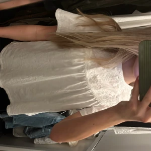 Vit blus med korta ärmar - Säljer en söt vit blus från Zara med fina broderier. Storlek 164 funkar bra på någon runt 160 kortare eller längre. 