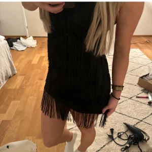 Svart fransklänning - Trendig svart klänning med fransar passar till maskerad/gatsby tema eller bara på fest