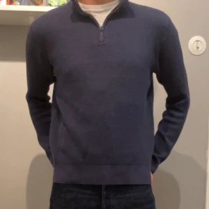 These glory days halv zip marinblå - Schyssta zip up nu intill våren! | M men passar som S | skick:9/10 | köpt på Volt | Ny pris: 799 🤩