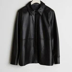 Svart skinnjacka - Svart skinnjacka ifrån GinaTricot som är helt slutsåld, den är i storlek 32 men passar mig som har storlek 34-36