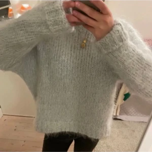 Hm mohair tröja  - Mysig stickad tröja med långärmad design. Perfekt för kyliga dagar med sin mjuka och bekväma passform. Enkelt att matcha med olika outfits.