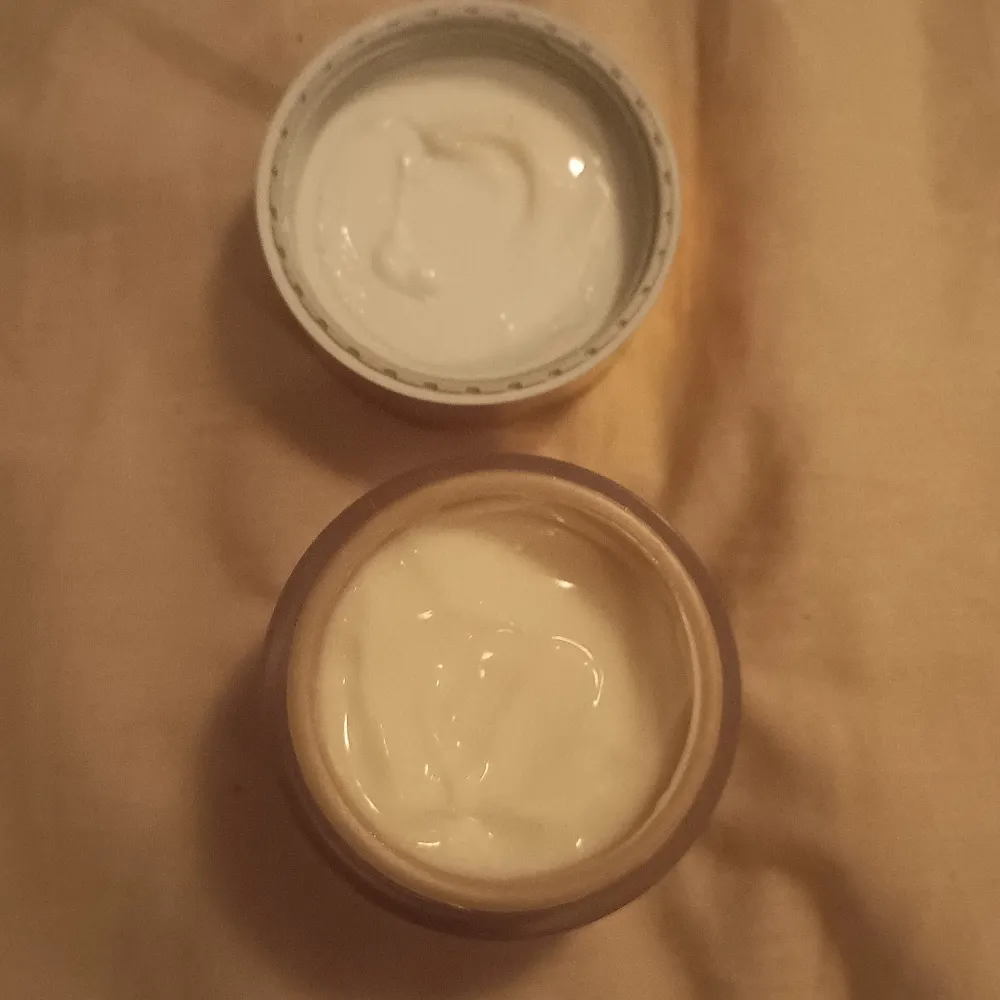 Eucerin Hyaluron-Filler + Elasticity är en ansiktskräm i en elegant burk med guldlock. Krämen är formulerad för att fylla ut rynkor och förbättra hudens elasticitet. Perfekt för daglig användning för en mjuk och återfuktad hud. Nattkräm, bara testad inte daglig använd.. Beauty.