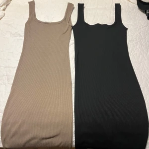 Ribbad klänning i beige och svart - Säljer dessa två klänningarna som är jätte basic i både beige och svart, storlek S. Har man storlek M så passar de också. De har en tight passform, lite stretchiga är de också! Jag är cirka 163 lång & klänningarna går till precis under knäna. Använda ett fåtal gånger! Säljer båda för ett paketpris på 200 kr🫶🏼