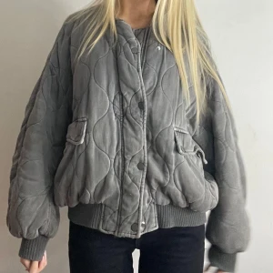 Populär Zara jacka!  - Säljer denna populära Zara bomber jacka i storlek S. Bra skick och väldigt efterfrågad💌 tryck köp nu! 