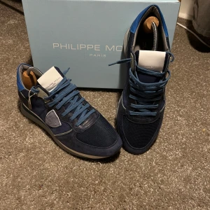 PHILIPPE MODEL TRPX - Helt nya Philippe model TRPX i 10/10 skick aldrig använda! Nypriset på dessa ligger på över 3200kr. Storlek 42, kan gå ner i pris vid smidig affär!🙌🏽🙌🏽
