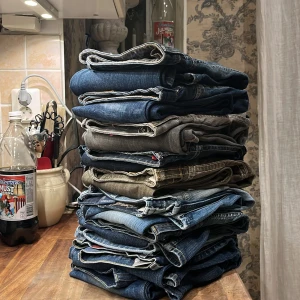 LÅGMIDJADE TRENDIGA JEANS - Säljer MASSA Lågmidjade, trendiga jeans för under 1000 kr. Kolla in min profil 😘😘🤩