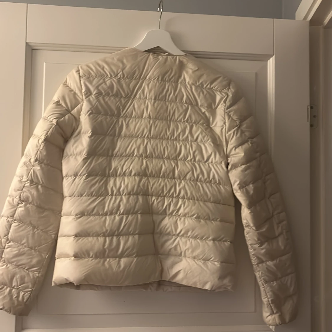 Beige dunjacka från Uniqlo - 90