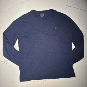 Blå långärmad tröja från Polo Ralph Lauren - Tja! Säljer en stilren Polo Ralph Lauren tröja. Den funkar perfekt till uppklädda tillfällen med en skjorta under, eller för mer avslappnade tillfällen med en vanlig T-shirt! Nypris: 1599 Priset är diskuterbart vid en snabb affär!😁 Mvh Linus
