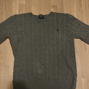 Grå tröja från Ralph Lauren - Obs! Det är inte. Xl herr utan XL i barn storlek men passar bra för dig som är 170-175 Cm lång 