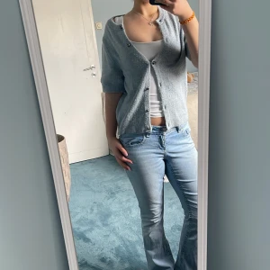 Ljusblå kortärmad kofta från Gina Tricot - Säljer en ljusblå kofta från Gina Tricot med korta ärmar och knappar framtill. 🩵Använd någon gång men är i ett väldigt bra skick! Perfekt för hösten då den är varm och kortärmad🍁🍂