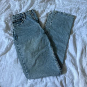 Ljusblå mod waist jeans - Zaras mid waist raka jeans. Storlek 36. Något slitna i nedersta kanten då dom är lite långa på mig. Annars superbra skick