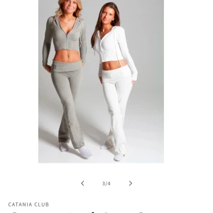 Vit ribbat set från Catania - Säljer mitt snygga snö vita ribbade set från Catania! Säljer då det inte kommits till användning och endast använts 1-2 gånger så nyskick! Kan även tänka mig att sälja vardera del separat. Skriv för frågor annars använd köp nu🥰