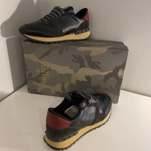 Valentino rockrunners  - Säljer ett par helt nya valentino rockrunners. För mer bilder eller frågor pm. Inkluderar box och dustbag. Kan gå ner i pris vid snabb affär. 