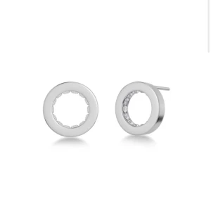 Edblad örhängen💕💕 - Monaco Studs Steel! Eleganta örhängen i stål med en cirkulär design och gnistrande stenar inuti. Perfekta för att ge en stilren touch till din look. Nypris 349kr