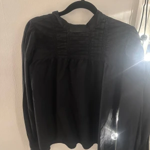 Blus - Säljer denna blus som endast använd en gång! Sista bilden är lånad, den är från Zara. Ett liten sminkfläck där framme som lätt går att tvättas bort som jag kan göra innan den skickas😊 Skicka om några frågor!