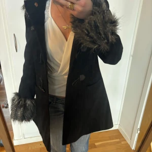 Kappa med päls - Så snygg kappa med päls vid ärmarna och på luvan. (fuskpäls). Luvan e avtagbar. Jag är 168 och det är mina bilder, köp via köp nu direkt eller Swish, kvar tills markerad som såld ❤️