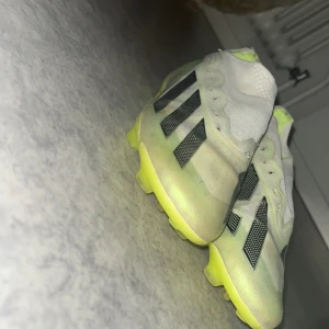 Adidas crazyfast ute skor elite - Det här är dom perfekta skorna för fotboll dom är snygga bra och du blir snabbare med dom så köpe den så fort det går🤩🤩