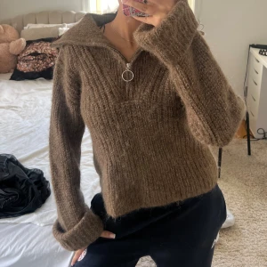 Alpaca stickad tröja - Super snygg stickad tröja i alpaca blend som är slutsåld. Köpt för 800kr !! Modellen är figursydd och går in i midjan! 