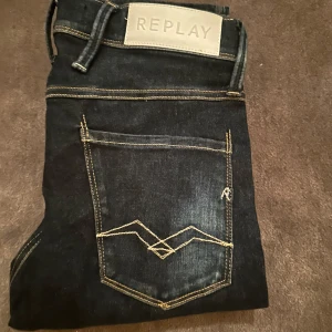 Mörk blåa jeans från Replay - Det vita är design och är väldigt bra skick! Slim fit hyperflex! Skick 8.5/10