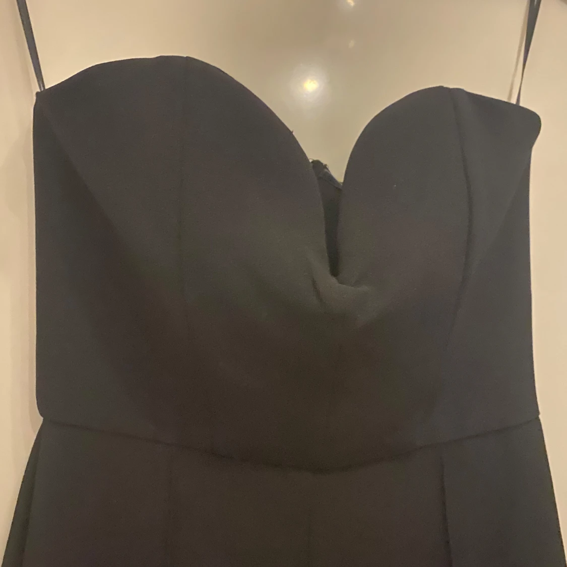 Oanvänd svart axelbandslös jumpsuit - 90