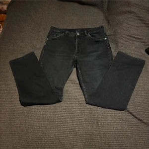 Svarta jeans från GANT - Snygga svarta jeans från GANT med klassisk femficksdesign och knappgylf. Perfekta för en stilren look. Passar till många olika outfits och tillfällen.